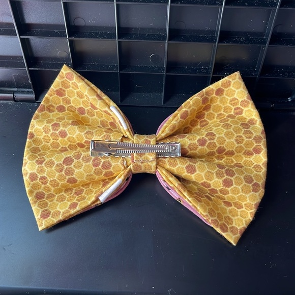 Bees in honey comb bow - Picture 2 of 4